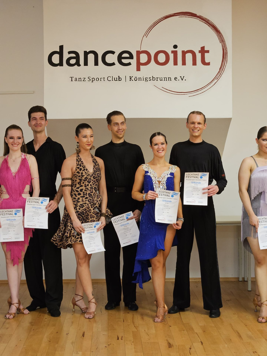 Tanzpaare mit Urkunden unter dancepoint Tanz Sport Club Banner
