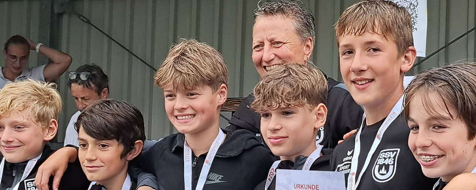 Brigitte und ihre Jungs Gruppe U14-Jungen mit Medaillen und Urkunde