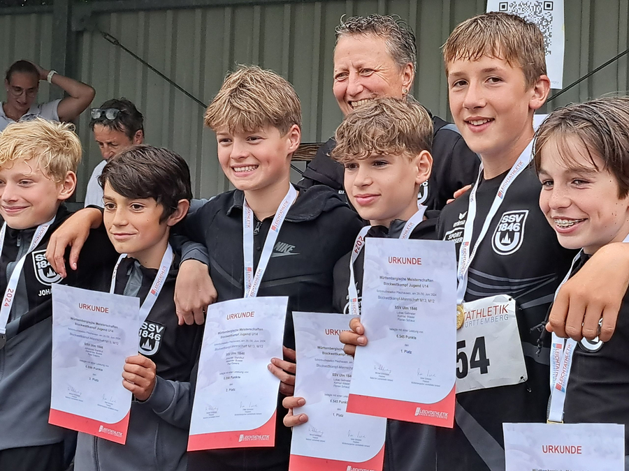 Brigitte und ihre Jungs Gruppe U14-Jungen mit Medaillen und Urkunde