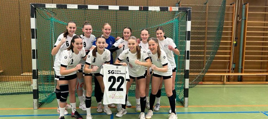 Mädchen-Handballteam vor Tor halten Trikot mit SG Ulm & Wiblingen 22