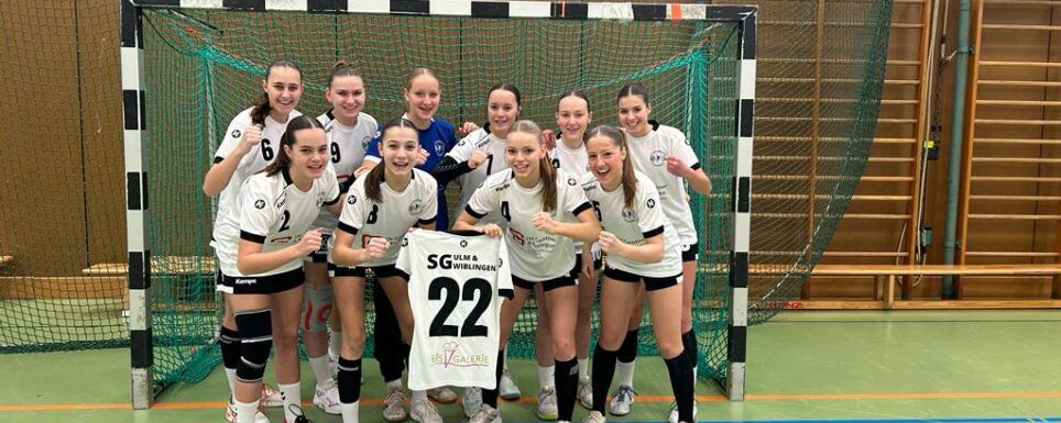 Mädchen-Handballteam vor Tor halten Trikot mit SG Ulm & Wiblingen 22