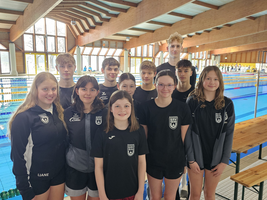 Jugendliche Schwimmerinnen und Schwimmer SSV 1846 am Beckenrand