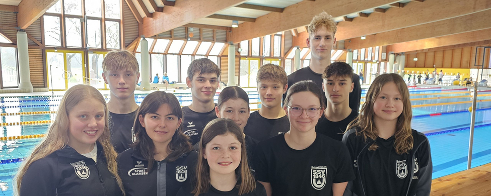 Jugendliche Schwimmerinnen und Schwimmer SSV 1846 am Beckenrand
