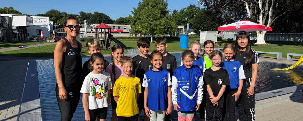 Gruppe von Kindern mit zwei Trainerinnen am Außenbecken des Talentstützpunkts Ulm