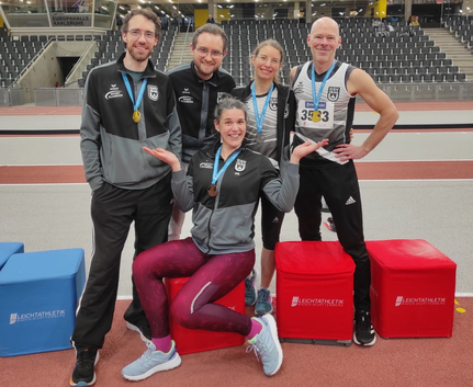 Fünf Masters-Athleten mit Medaillen auf Podestwürfeln in Europahalle Karlsruhe