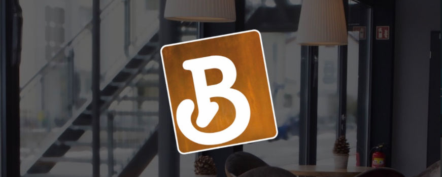 Café-Innenraum mit Brenner's Genusswelt Logo und Schriftzug Genießen