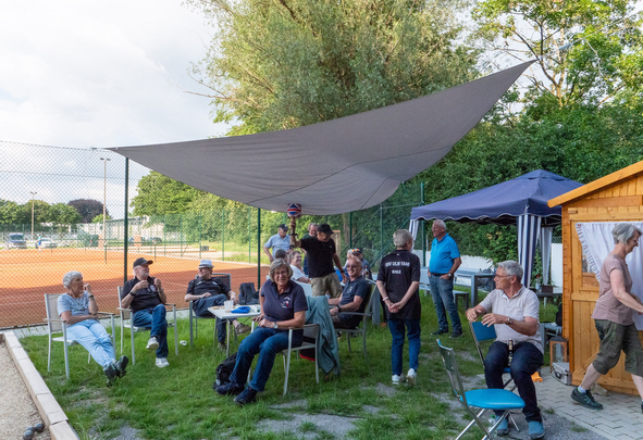 Gruppe von Personen unter Sonnensegel neben Tennisplatz Shirt SSV ULM 1846