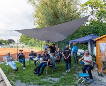 Gruppe von Personen unter Sonnensegel neben Tennisplatz Shirt SSV ULM 1846