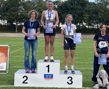 Drei Athletinnen auf Podest Plätze 1 2 3 mit Medaillen