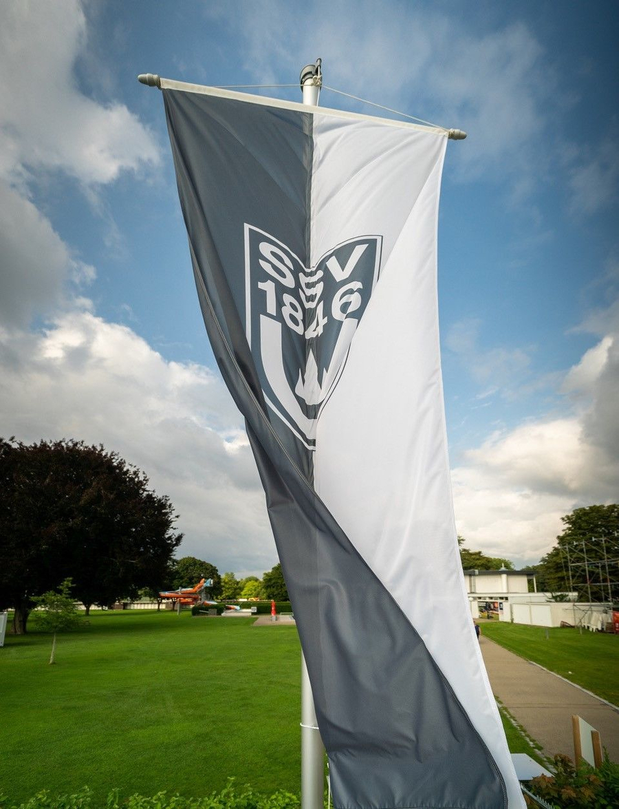 Schwarz-weiße Flagge mit Wappen und Schrift SV 1846