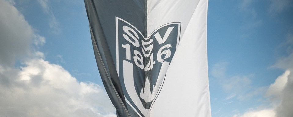 Schwarz-weiße Flagge mit Wappen und Schrift SV 1846