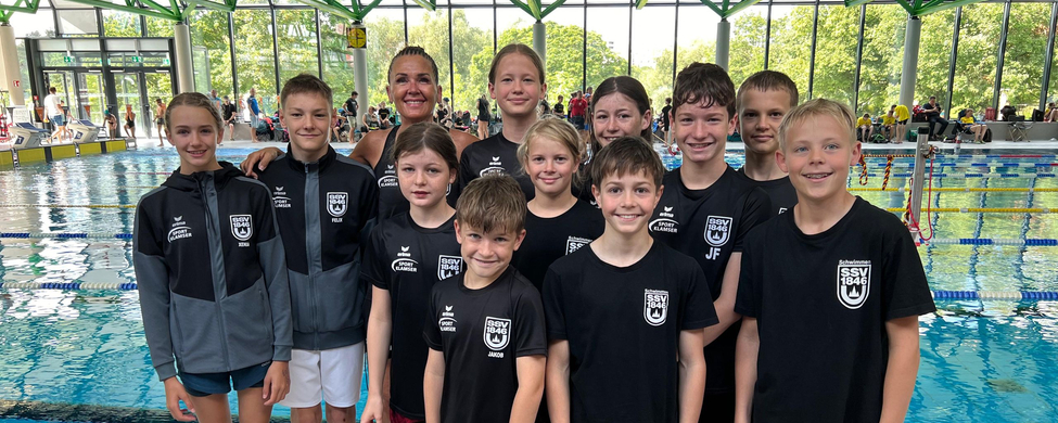 Mannschaft junger Schwimmerinnen und Schwimmer in SSV 1846-Shirts am Beckenrand