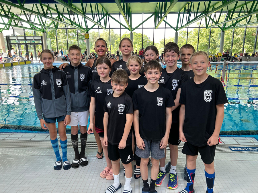 Mannschaft junger Schwimmerinnen und Schwimmer in SSV 1846-Shirts am Beckenrand