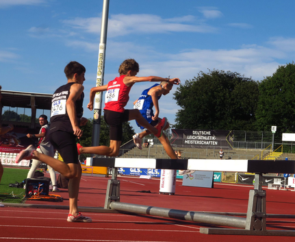 Mehrere Läufer springen Hürde vor DEUTSCHE LEICHTATHLETIK MEISTERSCHAFTEN