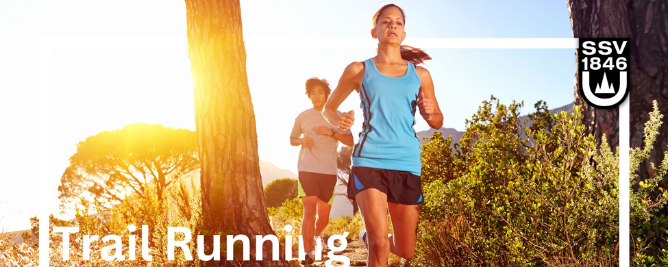 Trail Running Kompaktkurs, zwei Trailrunner auf sonnigem Waldpfad