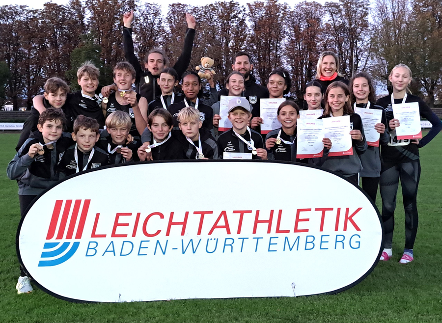 Zwei Titel für die U14 Leichtathletikteam mit Medaillen und Urkunden vor Leichtathletik Baden-Württemberg