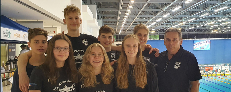 SSV ULM 1846 Schwimmen Team mit Trainer vor Wettkampfbahnen