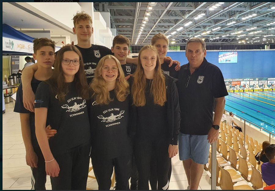 SSV ULM 1846 Schwimmen Team mit Trainer vor Wettkampfbahnen