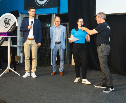 Cosma Müller, Aerobic Athletin erhält die Sonderehrung "Sportlerin des Jahres" und wird in die SSV Ulm 1846 e.V. Hall of Fame aufgenommen. Athletin in blau spricht ins Mikrofon bei SSV Ulm Ehrung