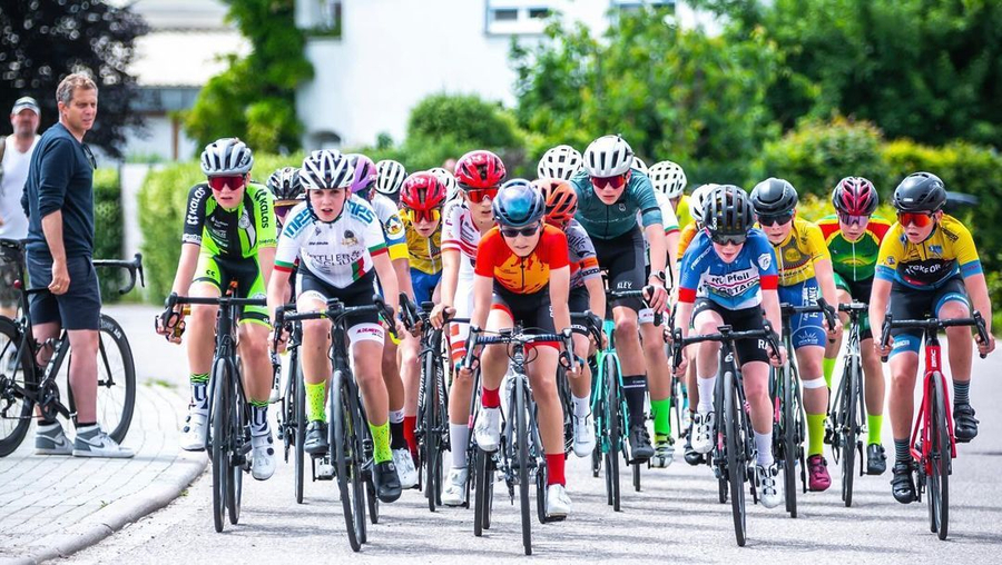 Jugendliche Radsportler im Feld bei Straßenrennen