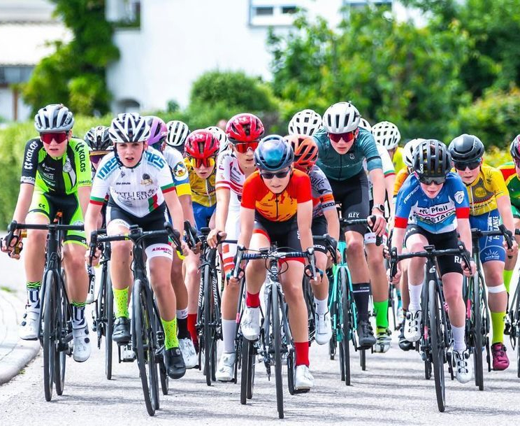 Jugendliche Radsportler im Feld bei Straßenrennen