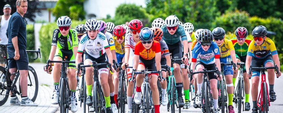 Jugendliche Radsportler im Feld bei Straßenrennen