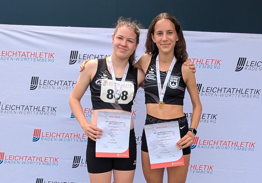 Doppelsieg für Leoni Eibofner (re.) und Laura Schmidt Zwei junge Athletinnen mit Urkunden und Medaillen vor Leichtathletik Baden-Württemberg-Banner