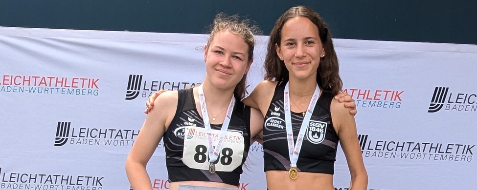 Doppelsieg für Leoni Eibofner (re.) und Laura Schmidt Zwei junge Athletinnen mit Urkunden und Medaillen vor Leichtathletik Baden-Württemberg-Banner