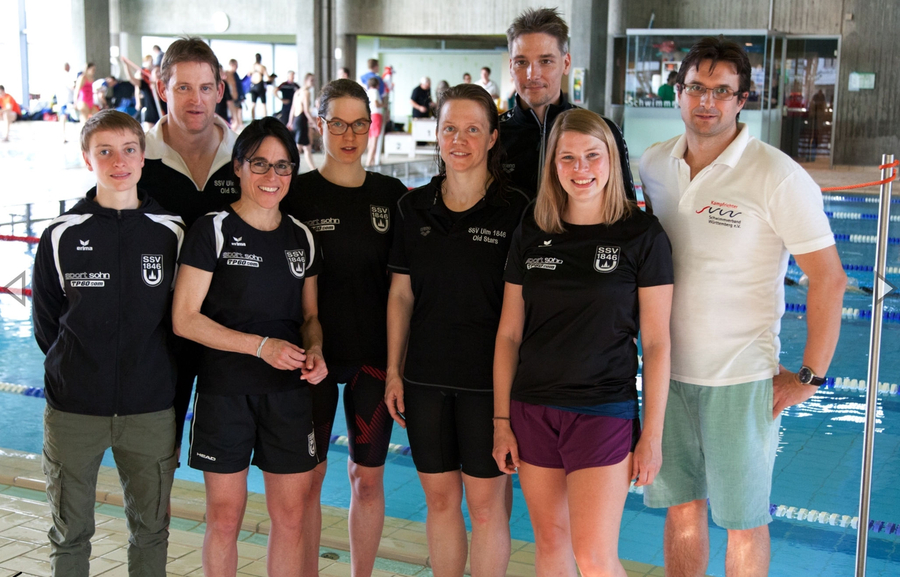 SSV Ulm Masters Schwimmerinnen und Schwimmer am Hallenbadbeckenrand