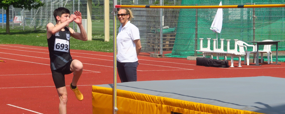 Athlet mit Startnummer 693 beim Hochsprungansatz neben Landematte