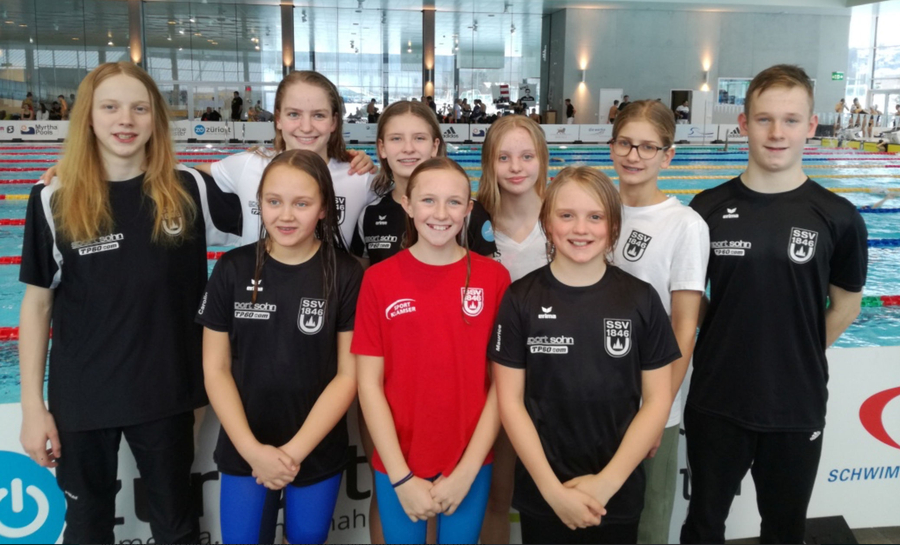 Zehn jugendliche Schwimmer des SSV 1846 stehen am Beckenrand