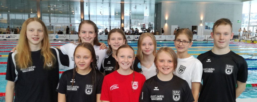 Zehn jugendliche Schwimmer des SSV 1846 stehen am Beckenrand