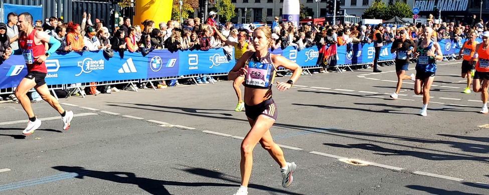 weibliche Marathonläuferin mit Startnummer F62 beim Berlin-Marathon
