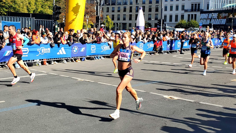 weibliche Marathonläuferin mit Startnummer F62 beim Berlin-Marathon