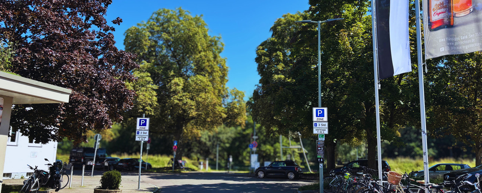 Parkzone Schild 3 Std neben abgestellten Fahrrädern