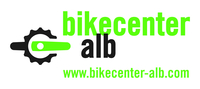 Schwarzes Kettenblatt mit grünem Kurbelarm und Text bikecenter alb
