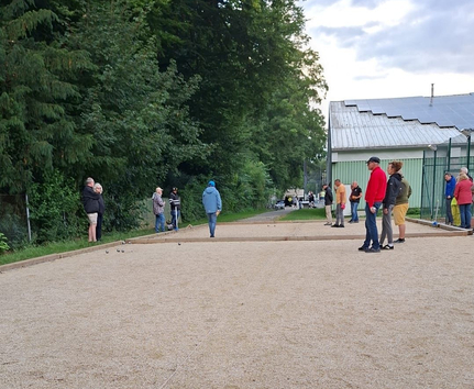 Spieler beim Pétanque auf Kiesbahn während Pokalspiel in Ulm