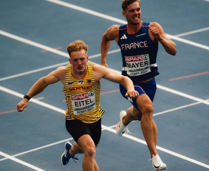 Sprinter in Gelb mit Brustnummer EITEL ROMA 2024 im Ziel