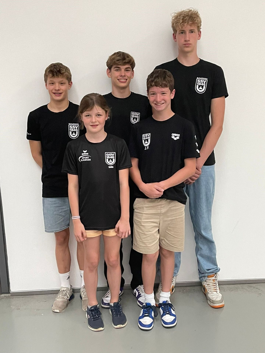 Fünf jugendliche Schwimmer in schwarzen SSV 1846 T-Shirts