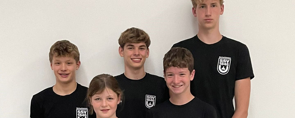 Fünf jugendliche Schwimmer in schwarzen SSV 1846 T-Shirts