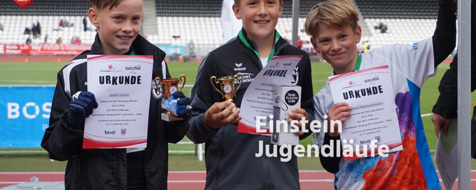 Drei Jungen mit Urkunde und Pokal bei Einstein Jugendläufe