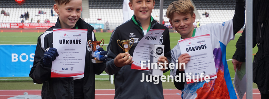 Drei Jungen mit Urkunde und Pokal bei Einstein Jugendläufe