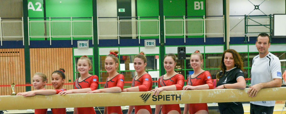 Sieben Turnerinnen und zwei Trainer an Balken SPIETH