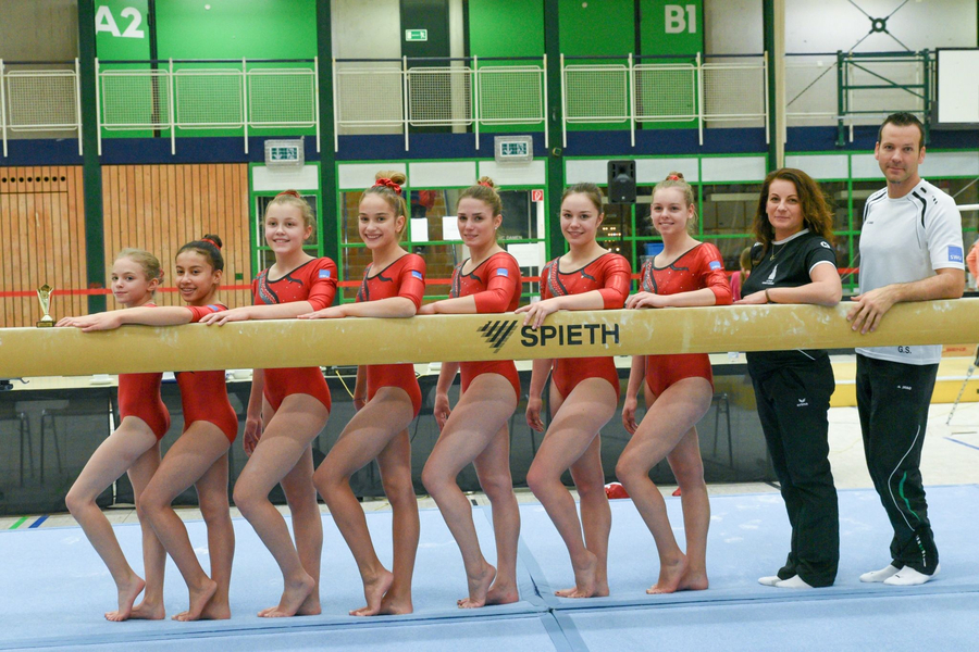Sieben Turnerinnen und zwei Trainer an Balken SPIETH