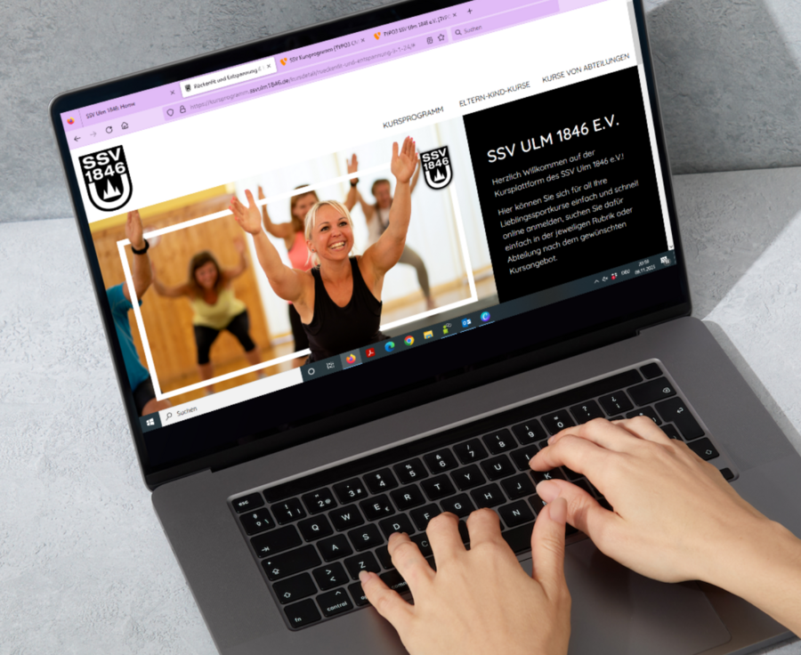 Hände tippen am Laptop mit geöffneter Kursprogrammseite SSV Ulm 1846 e.V