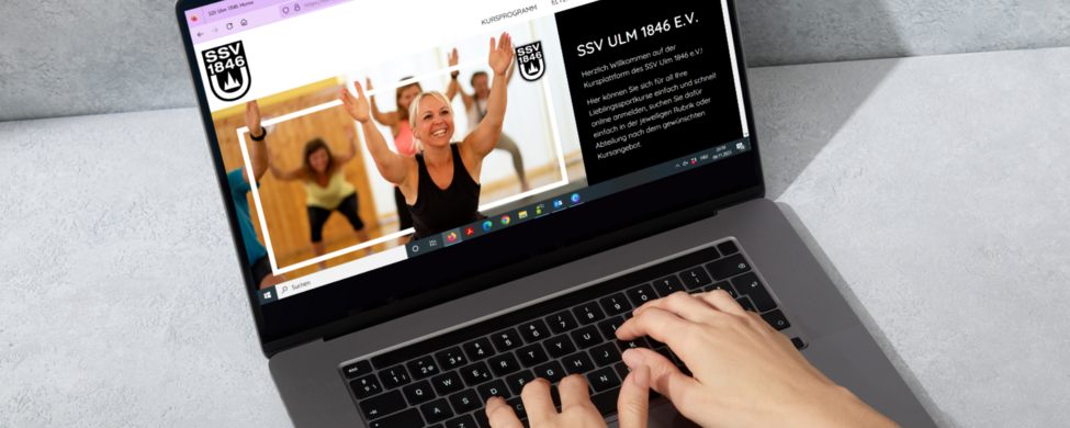 Hände tippen am Laptop mit geöffneter Kursprogrammseite SSV Ulm 1846 e.V
