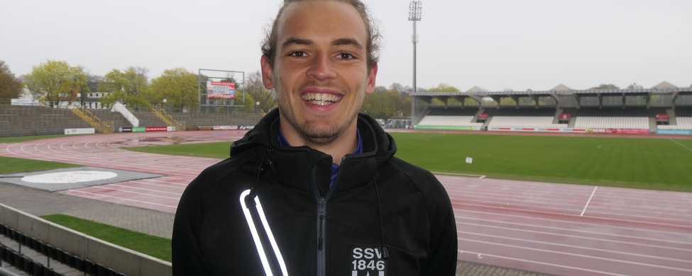 Lächelnder Mann mit SSV 1846 Jacke vor Stadion