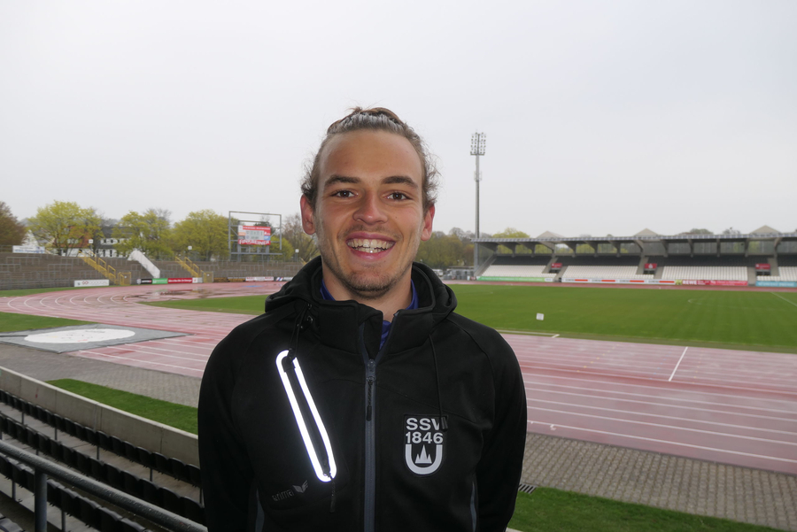 Lächelnder Mann mit SSV 1846 Jacke vor Stadion
