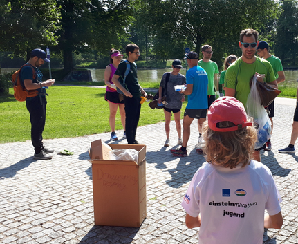 Viele fleißige Teilnehmende beim Plogging Plogginggruppe an der Donau mit Kindern T-Shirt Einsteinmarathon Jugend