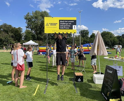 Mann hängt unter Mach bei unserer Challenge mit und gewinne tolle Preise